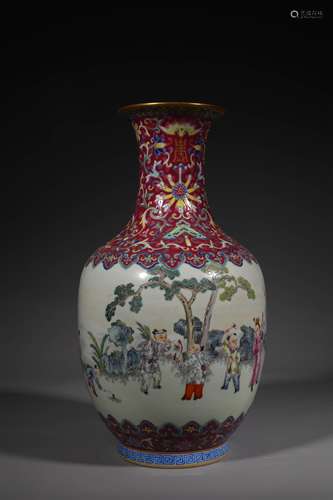 A QING DYNASTY FAMILLE ROSE FIGURE ORNAMENTAL BOTTLE