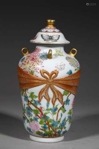 A QING DYNASTY FAMILLE ROSE FLOWER FOUR RINGS BAGAGGE BOTTLE