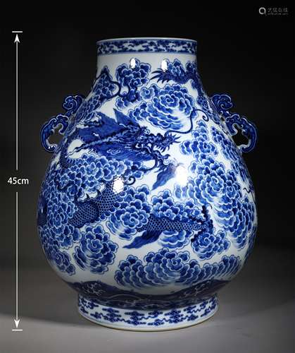 A QING DYNASTY BLUE AND WHITE DRAGON GRAIN ZUN