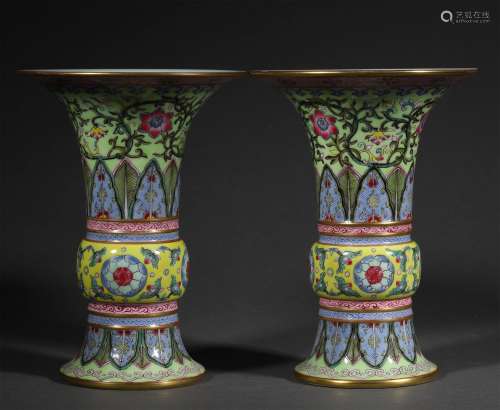 A PAIR OF FAMILLE ROSE FLOWER RECEPTACLES