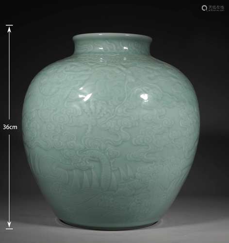 A QING DYNASTY HOLLY GLAZE DRAGON GRAIN JAR