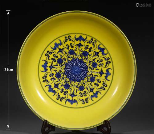 A QING DYNASTY YELLOW GROUND BLUE AND WHITE HUNDRED BAT PLAT...