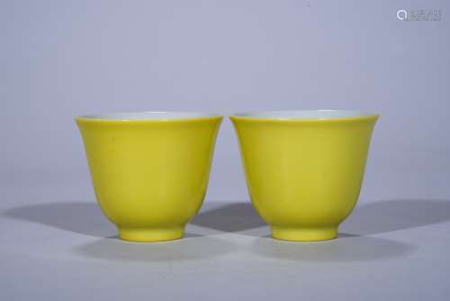 A PAIR OF QING DYNASTY TARTRAZINE COLOR CUPS