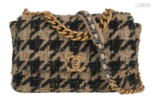 CHANEL2019Sac CHANEL 19Tweed à motif pied-de-coq beige et no...