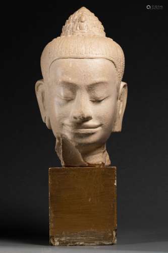 Tête de Bouddha dans le style Khmer Plâtre patiné H. 30 cm. ...