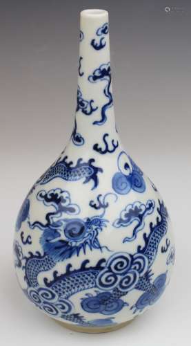 Een Chinees porselein blauw wit draken vaasje