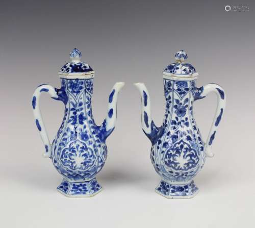 Twee Kangxi blauw wit porseleinen dekselkannetjes