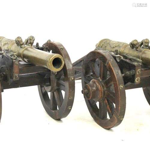 Een paar kleine kanonnen op affuiten, laat 19e eeuw