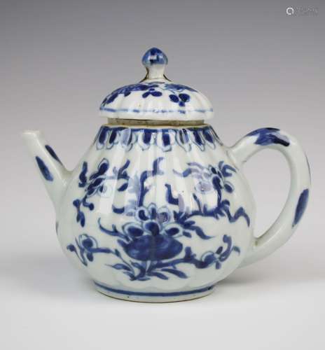 Een Chinese porseleinen blauw wit theepot