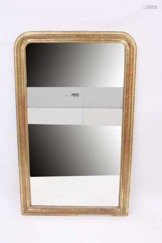 Een Franse verguld houten en gipsen spiegel