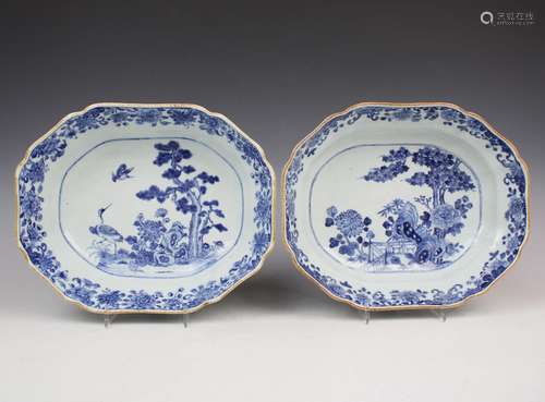 Twee Chinese porsleienen diepe blauw wit schalen