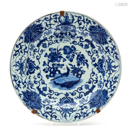 Een groot blauw wit Chine-de-Commande bord Chinees porselein