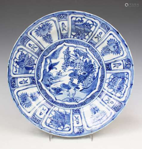 Een Chinees blauw wit porseleinen Wanli kraakporselein bord