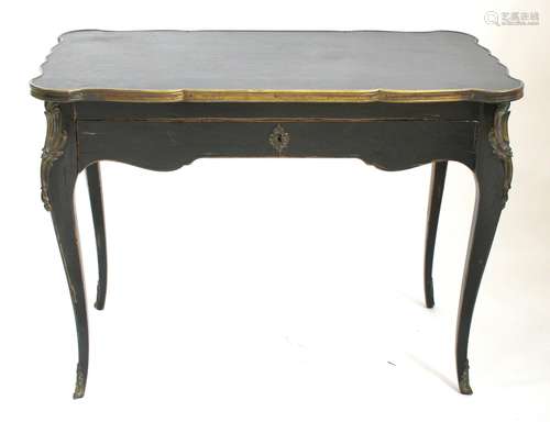 Een Frans zwartgelakt Louis XV-stijl bureau plat