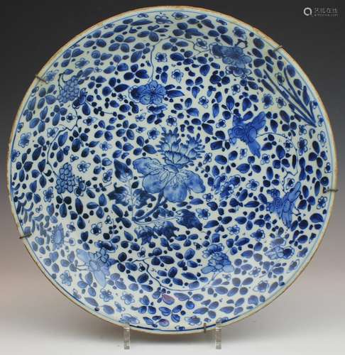 Een Chinees porselein Kangxi blauw wit schotel