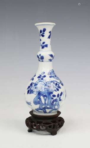 Een Chinese blauw wit porseleinen kalebasvaas
