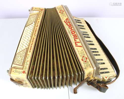 Een Scandalli accordeon in lederen kist