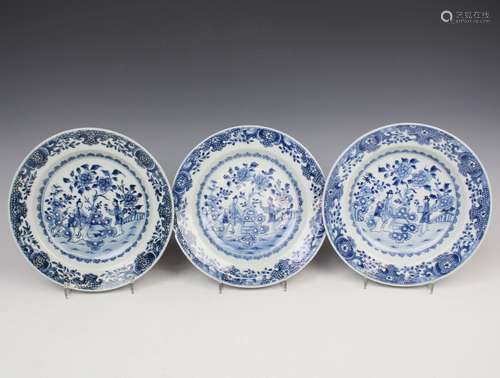 Drie Chinese porseleinen blauw wit borden met lange LijzeN d...