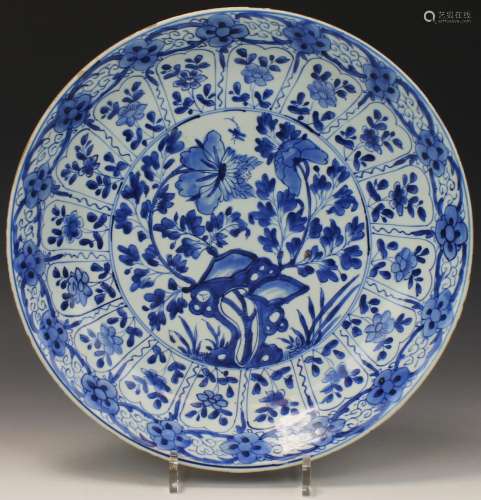 Een grote Chinees porselein blauw wit Kangxi schotel