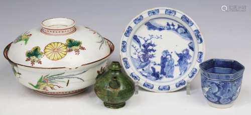 Divers Chinees en Japans porselein en aardewerk, w.o. Kangxi...