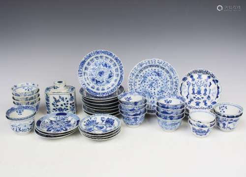 Een verzameling diverse Chinese blauw wit porseleinen kop- e...