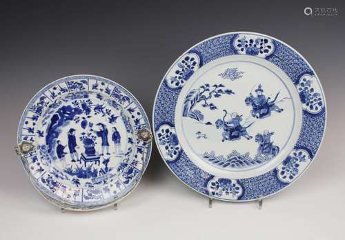 Twee Chinese blauw wit porseleinen borden