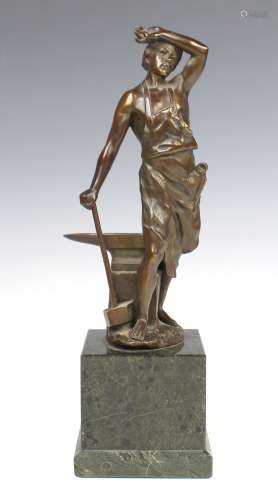 Een bronzen beeld van een smid