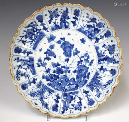 Een Chinees blauw wit porseleinen lotusbord