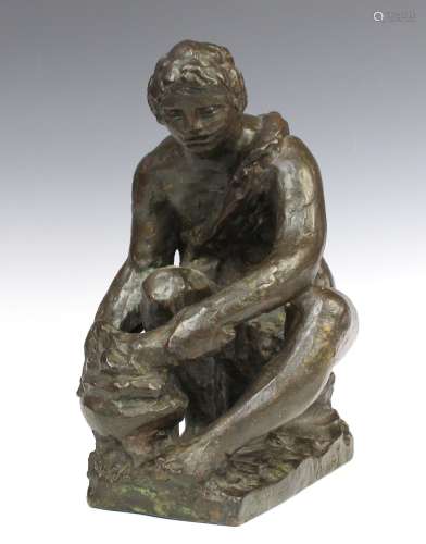 Een bronzen beeld van een wasvrouw, replica naar Renoir