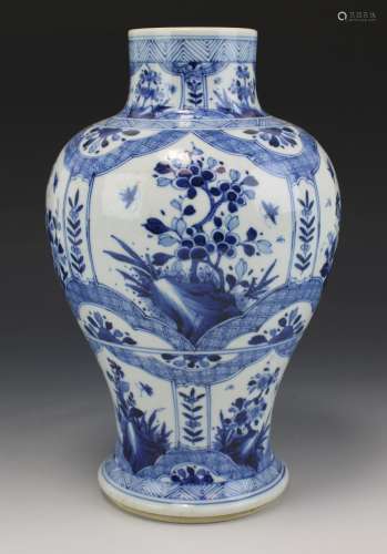 Een Chinees porselein Guanxu vaas, blauw wit Kangxi stijl