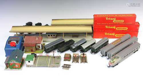 Vijf Fleischmann modeltrein wagons, drie Tri-ang Ho-oo obser...