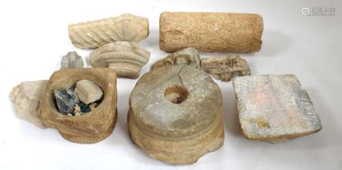 Een verzameling stenen fragmenten uit de klassieke oudheid