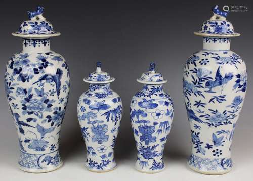 Vier Chinees blauw wit porseleinen dekselvazen