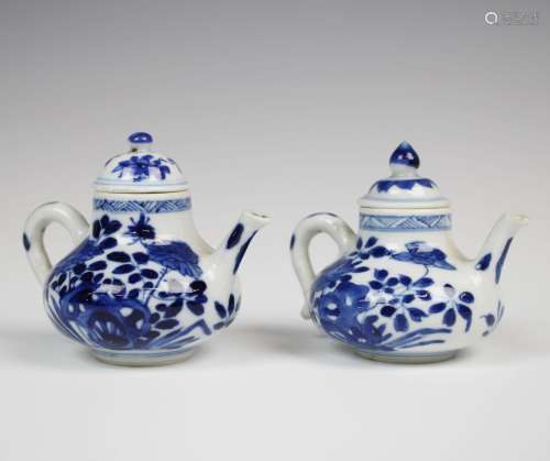 Twee Chinese porseleinen blauw wit trekpotjes