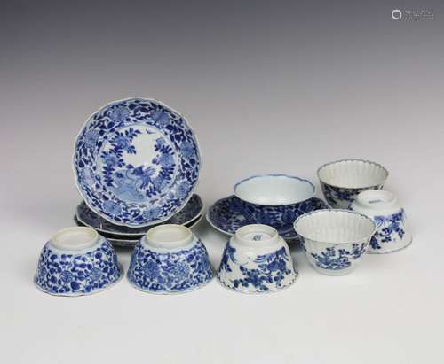 Vier Chinese blauw wit porseleinen kopjes en drie schotels, ...