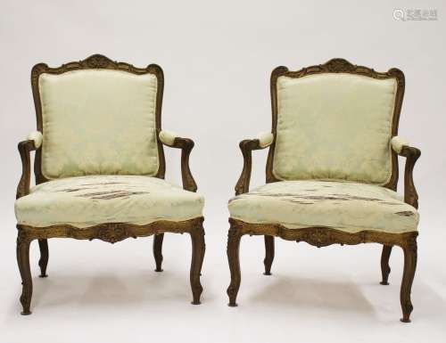 Een paar Franse Régence-stijl fauteuils