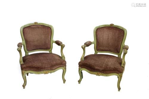 Een paar Louis XV-stijl fauteuils