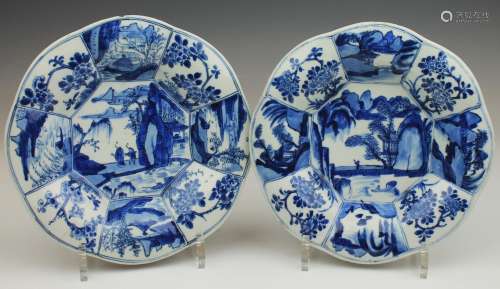 Twee Kangxi Chinees porselein blauw wit plooischotels