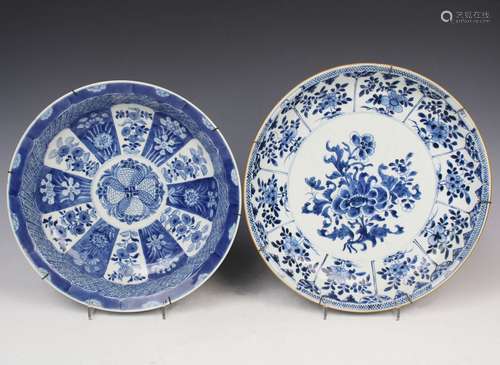 Twee Chinese blauw wit porseleinen wandborden