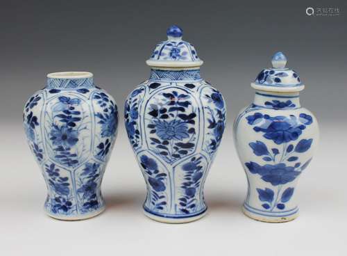 Drie blauw wit Chinees porseleinen vaasjes