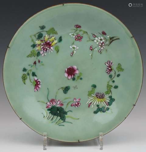 Een Chinees celadon famille rose bord floraal gedecoreerd en...