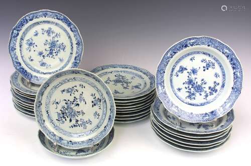 Een set van negentien Chinese blauw wit porseleinen borden e...