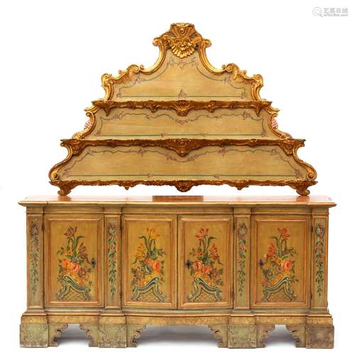 Een polychroom beschilderd houten Louis XV-stijl vierdeurs d...