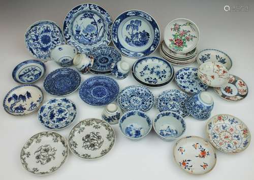 Een collectie Chinees porselein theegoed, vnl. blauw wit