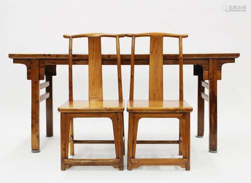 Een Chinese houten wandtafel en twee stoelen