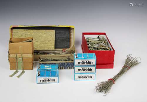 Een verzameling Märklin H0 modeltrein bovenleidingen