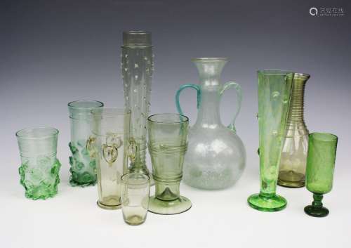 Een verzameling van tien diverse replica glazen en vazen