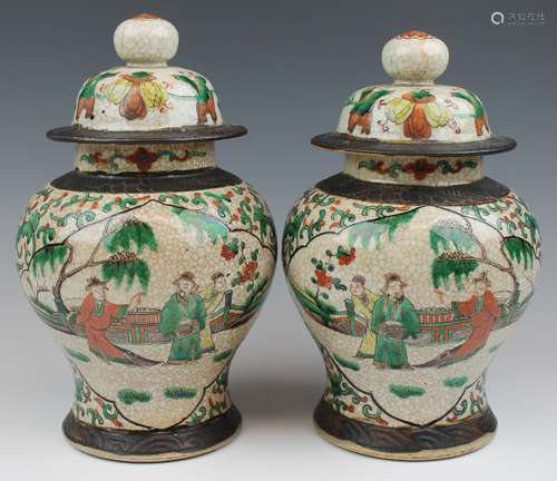 Twee Nanking ware dekselvazen