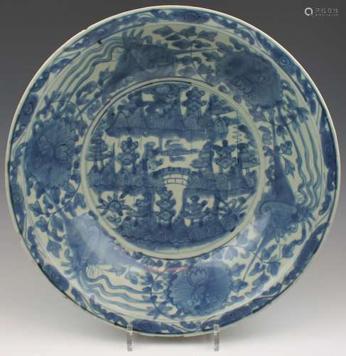 Een grote Chinees porselein Swatow schotel blauw wit