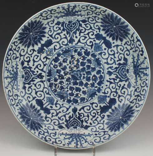 Een groot blauw wit Kangxi Chinees porseleinen schotel